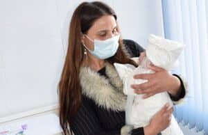 Лекари в Пазарджик спасиха живота на бебе, родено с тегло от едва 600 грама