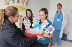 Ученици и учители от ОУ „Проф. Марин Дринов“ и ДГ „Брезичка“ с изненада за децата в МБАЛ „Уни Хоспитал“