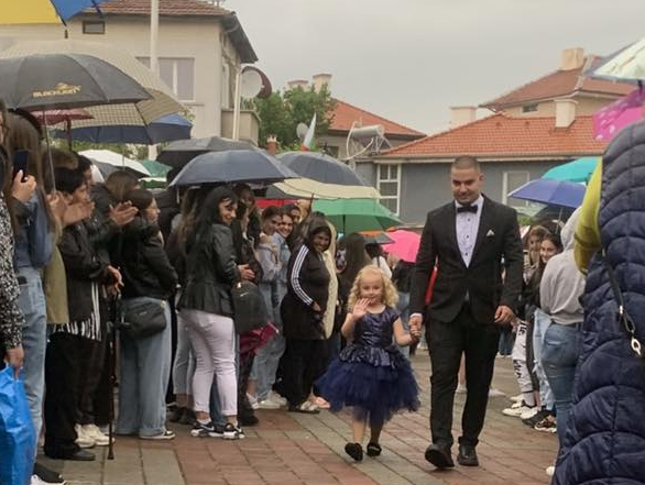 Петгодишната Моника – дама на бала на Георги Митов, преминава по червения килим сред аплодисменти в „Арена Асарел“