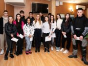 16 гимназисти получиха стипендии по проекта „Образование за всички“