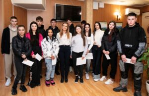 16 гимназисти получиха стипендии по проекта „Образование за всички“