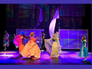 „Алиса в страната на чудесата“ гостува в Панагюрище – театър, въображение и детска магия на сцена