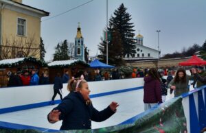 Ледена пързалка с благотворителна кауза и тази година