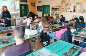 Секретарят на МКБППМН Евгения Загорска разговаря с деветокласниците на СУ „Нешо Бончев“ за рисковете от трафик на хора