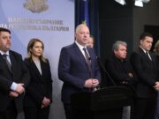 Правителството подаде оставка след вълната от протести срещу властта