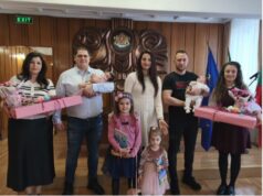 Община Панагюрище връчи символични подаръци на родителите на последното бебе за 2025 г. и първото за 2026 г.