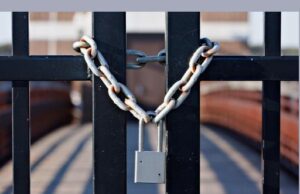 Председателят на Общинския съвет с отворено писмо до директорите заради заключени училищни дворове