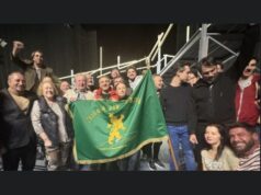 Кметът подари реплика на знамето на Райна Княгиня на Пловдивския театър