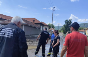 Доброволци от Панагюрище се включиха в разчистването след наводненията в Боженци и Севлиево